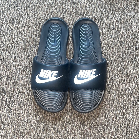 Black Nike Slides - Picture 1 of 1